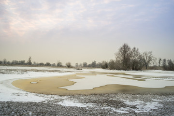 zamarznięte rzeczne rozlewisko na Mazowszu © Piotr Szpakowski