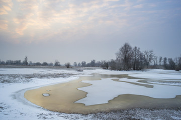 zamarznięte rzeczne rozlewisko na Mazowszu © Piotr Szpakowski