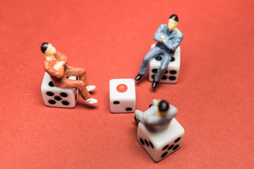 サイコロに座る３人の男性