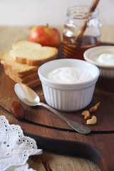 Breakfast: Fresh cheese, toasts and fruit