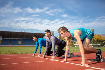 Obraz premium Athletes at the sprint start line in track and field