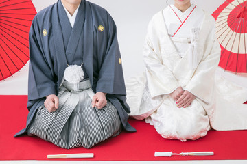 和装を着た結婚式の男女写真