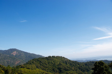 Obraz premium Mountain with blue sky.