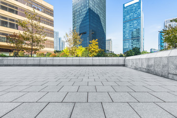 Fototapeta premium empty brick floor with cityscape and skyline.