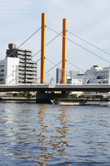 隅田川の新大橋と屋形船