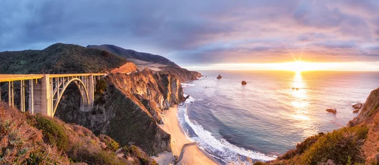 Fotobehang Bixby Creek Bridge op Highway 1 aan de westkust van de VS in zuidelijke richting naar Los Angeles, Big Sur Area, Californië © aiisha