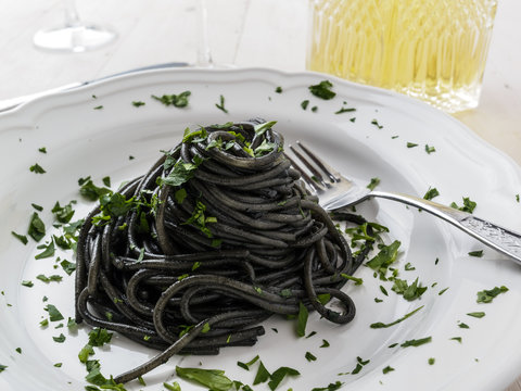 Gustoso piatto di spaghetti al nero di seppia