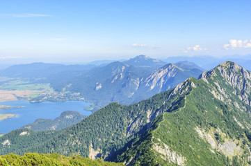 Gipfelgrat zwischen Herzogstand und Heimgarten mit Blick auf den Kochelsee
