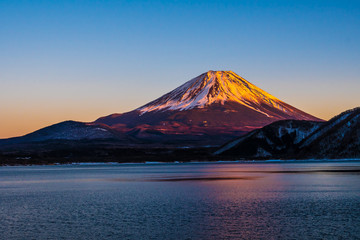 富士山と本栖湖の夕景