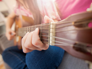 Obraz premium Music woman play acoustic guitar