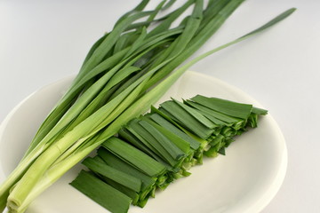 切ったニラと長いニラ