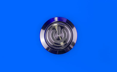 interrupteur bouton poussoir métal sur fond bleu