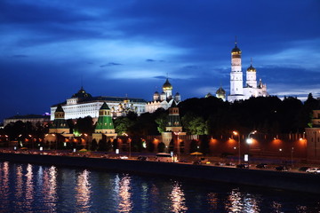 Obraz premium Moscow River and Moscow Kremlin at night