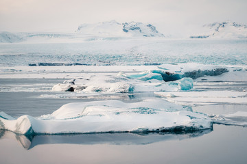 Obraz premium Winter landscape view of popular Glacier Lagoon with many small icebergs - Jokulsarlon, east Iceland.