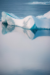 Obraz premium Winter landscape view of popular Glacier Lagoon with many small icebergs - Jokulsarlon, east Iceland.