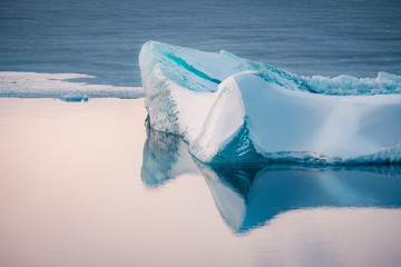 Obraz premium Winter landscape view of popular Glacier Lagoon with many small icebergs - Jokulsarlon, east Iceland.