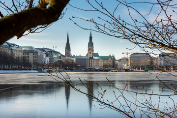 Hamburg Winter / Alster im Schnee mit blauem Himmel und Sonnenschein