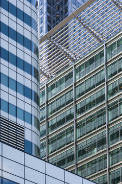 facciate in acciaio e vetri di edifici moderni  in Londra