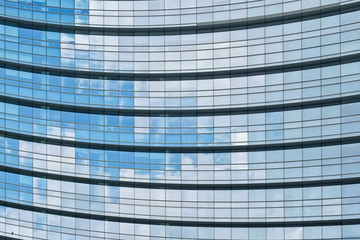 riflesso di cielo e nuvole su edificio moderno
