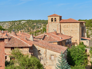 Fototapeta na wymiar Vista de los Tejados y Chimeneas Típicas del Pueblo de Calatañazor, Soria, España