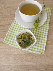 Tee aus getrockneter echter Goldrute