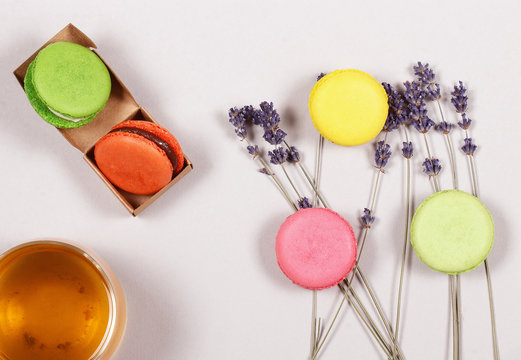 миндальное печенье на белом фоне 