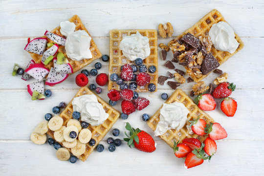 Knusperwaffeln mit frischen Fr&uuml;chten