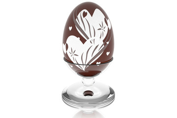 Uovo di Pasqua di cioccolato decorato, con supporto in vetro, isolato su sfondo bianco..