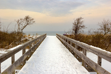 Plakat Schöne Schneelandschaft mit Brücke zum Meer.