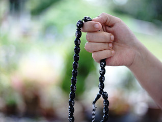 Obraz na płótnie Canvas Muslim Woman hand with rosary
