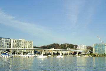 Naklejka premium 八景島シーサイドラインと街並み