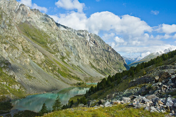 Obraz premium Piękna dolina z widokiem na góry i turkusowe jezioro