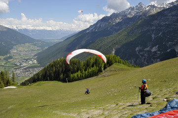 gleitschirmflugstart auf der elferwiese über dem stubaital