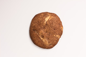 lecker selbst gemachte runde Cookies Kekse American Style mit Schokolade vor weißem Hintergrund