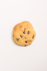 lecker selbst gemachte runde Cookies Kekse American Style mit Schokolade vor weißem Hintergrund