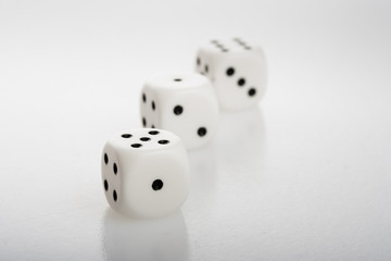 1 2 3 Augenzahl Würfel Symbol - weiße Würfel schwarze Augen