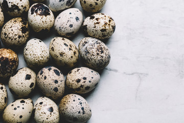 Obraz premium Group of quail eggs on a marble background