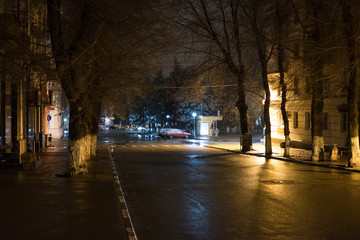 Fototapeta na wymiar ночной город - снег с дождем