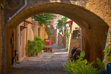 Fototapeta na wymiar Narrow street with the tunnel in the old Rhodes city