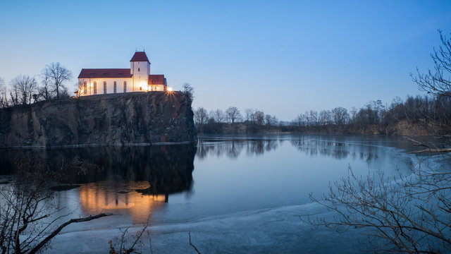 Bergkirche Beucha im Winter zur blauen Stunde