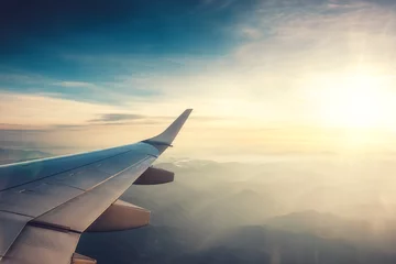 Foto op Plexiglas Uitzicht op de luchthaven en de vliegtuigvleugel van binnenuit © ValentinValkov