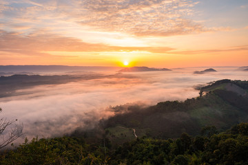 Obraz premium Sunrise and the mist in winter morning