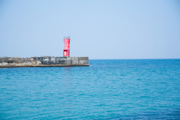 灯台のある海