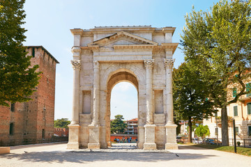Fototapeta na wymiar VERONA, ITALY - AUGUST 17, 2017: The Arch of Gavi is an ancient Roman triumphal arch in the city of Verona.