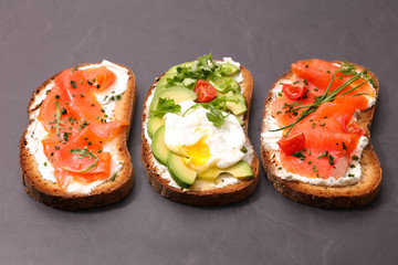bread with salmon and cream