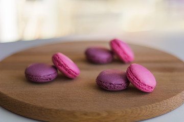 Obraz na płótnie Canvas pink and purple macaroons on wooden table