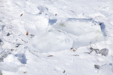 Fototapeta na wymiar Eisfläche auf einem zugefrorenen See
