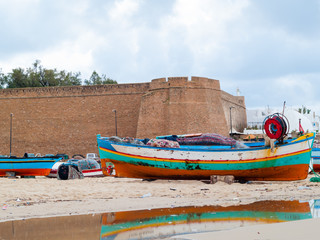 Obraz premium hammamet-Tunisia-city beach with people and boats in the fall