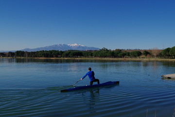 Paddle sur le lac et montagne