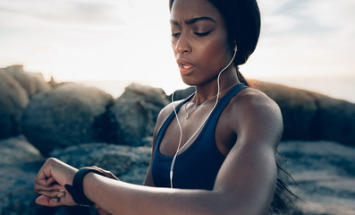 Montre de sport Sportswoman checking fitness progress on her smartwatch